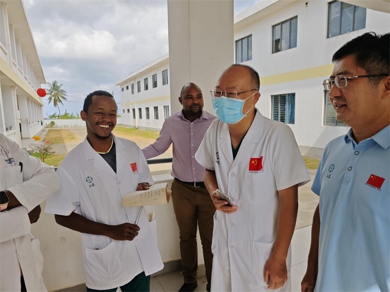 中桑醫(yī)護(hù)人員合作愉快。中國援桑醫(yī)療隊(duì) 供圖