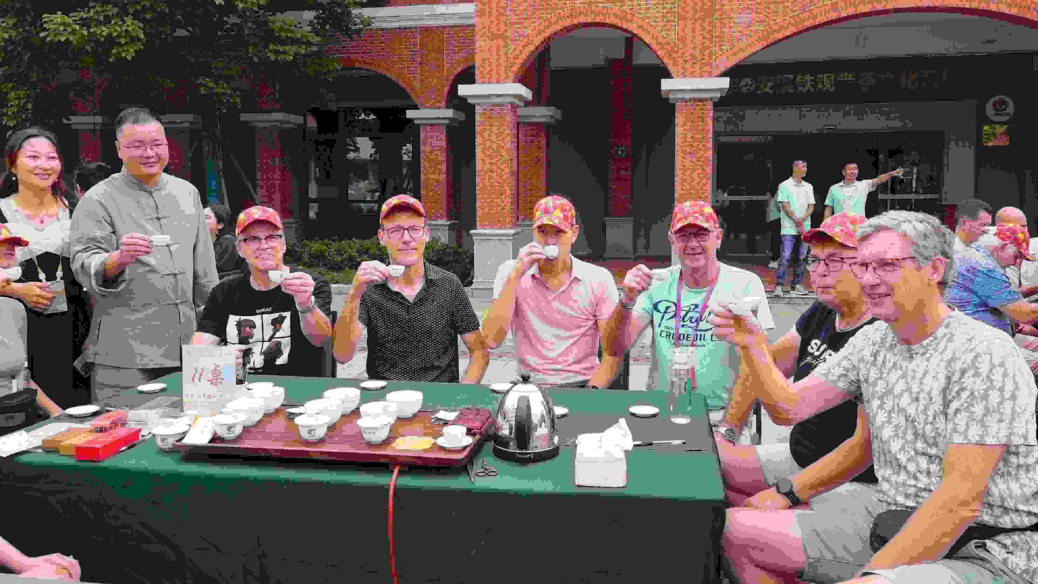 2023年10月4日，福建泉州，外國人品中國茶。