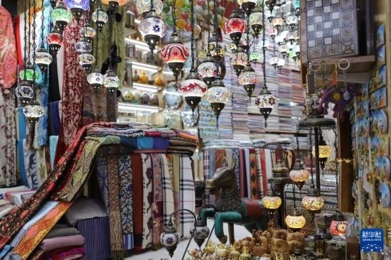 這是10月8日在阿曼首都馬斯喀特的穆特拉市集拍攝的一家店鋪。新華社記者 汪強 攝