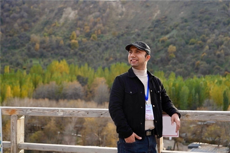 阿布德吾力參加“萬人說新疆”優(yōu)秀作者媒體行活動留影。受訪者供圖