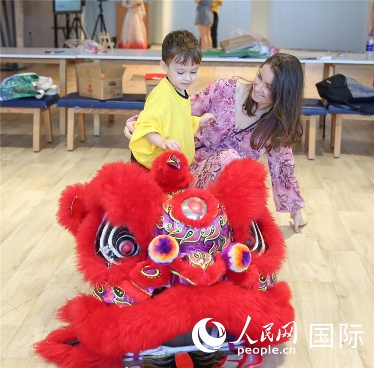 一名兒童在感受舞獅。人民網(wǎng)中東中心分社塔里克·易卜拉欣攝