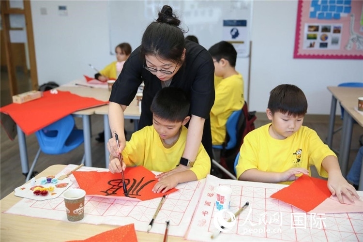 書法課場(chǎng)景。人民網(wǎng)中東中心分社塔里克·易卜拉欣攝