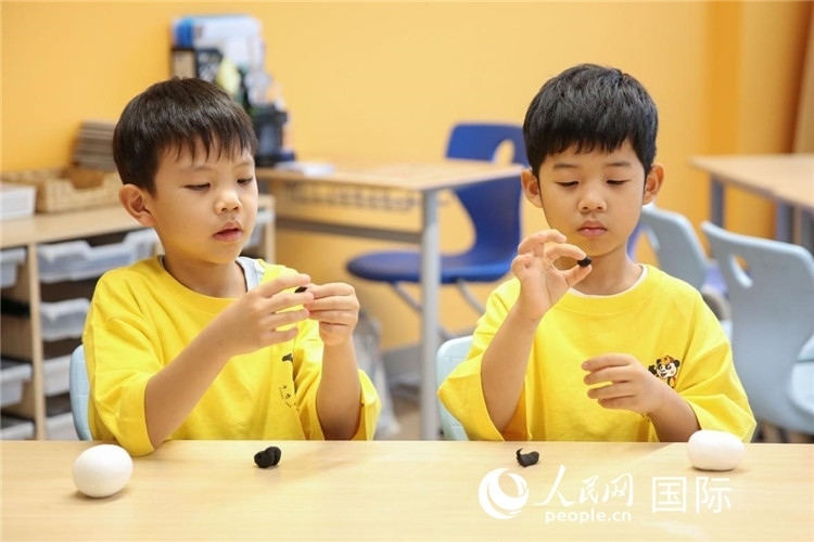 做手工。人民網(wǎng)中東中心分社塔里克·易卜拉欣攝