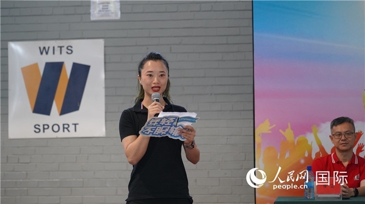 運動員代表柳工南非員工陳婉雯宣誓。 人民網(wǎng) 劉暢 攝