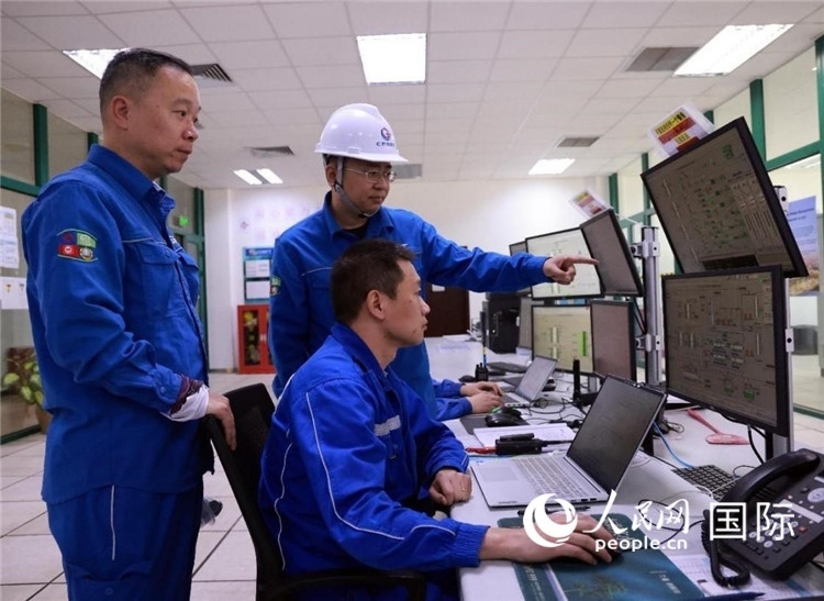 工作人員在一體化終端中央控制室工作。人民網(wǎng)記者管克江攝