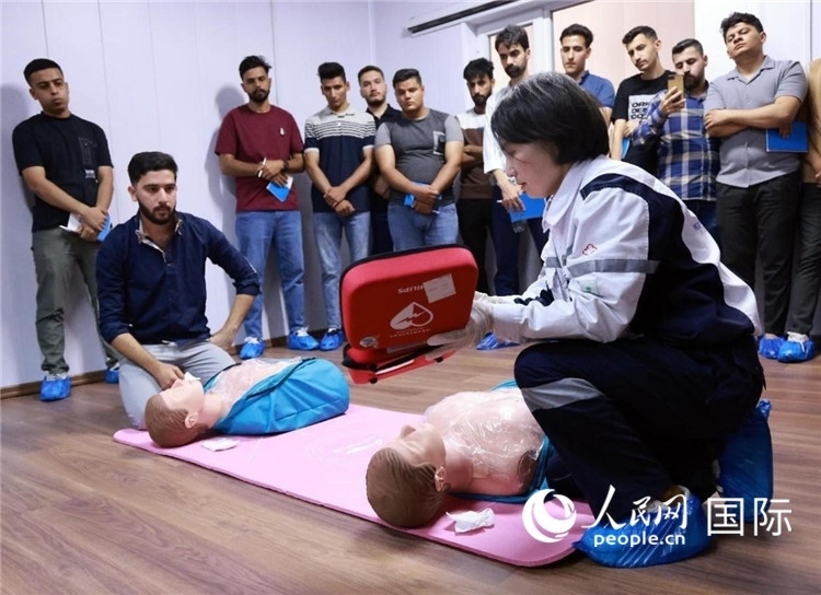 新進(jìn)油田工作的伊拉克大學(xué)生在接受急救培訓(xùn)。人民網(wǎng)記者管克江攝