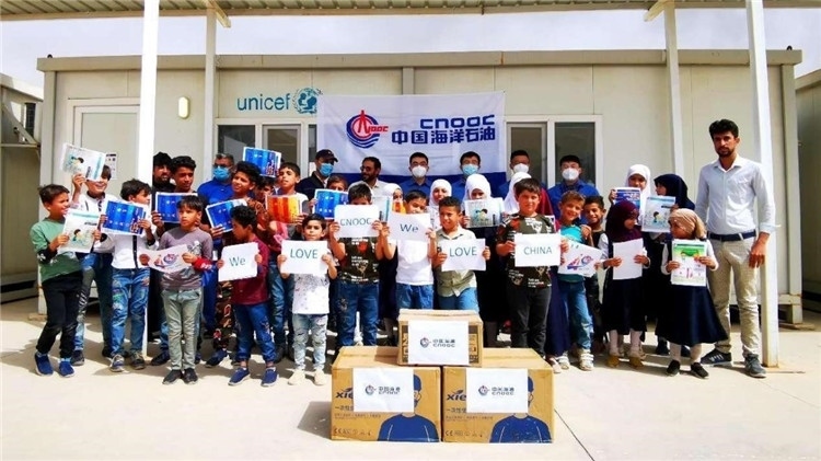 慰問(wèn)當(dāng)?shù)貙W(xué)校。中國(guó)海油供圖