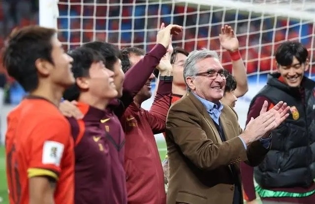 10月15日晚，國(guó)足主教練伊萬(wàn)科維奇（前右）賽后向觀眾致意。新華社記者 胡星宇攝