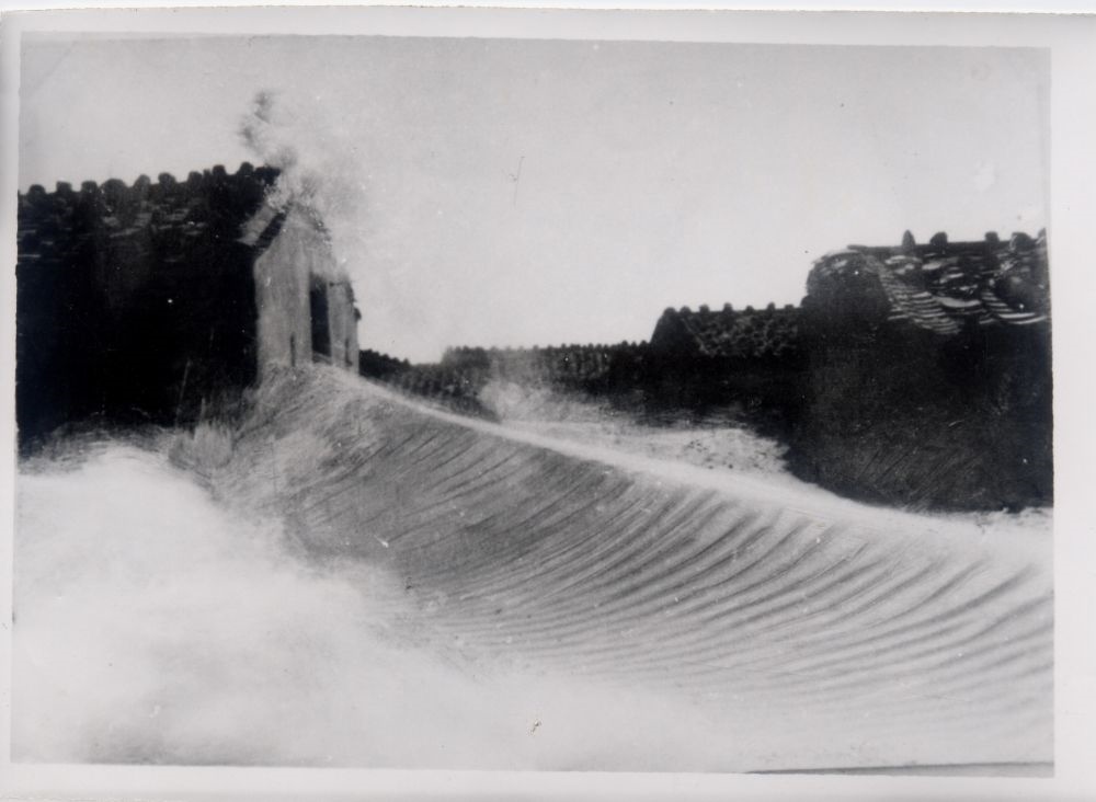 昔日的東山島風(fēng)沙掩埋部分村民村舍（資料照片）。