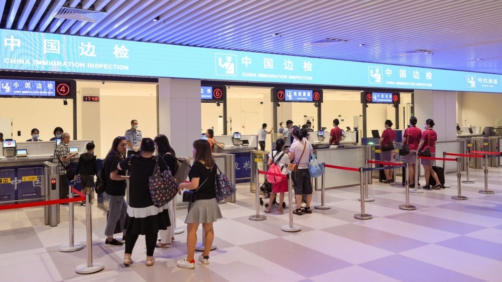 2023年7月26日，旅客在三亞鳳凰國際機場國際航站樓有序通關(guān)。三亞鳳凰國際機場國際航站樓改擴建項目主體工程已于2023年7月1日完工并投入使用，該項目是海南自貿(mào)港首個主體工程完工并投入使用的封關(guān)運作項目?！逗Ｄ献杂少Q(mào)易港建設(shè)總體方案》明確，海南將在2025年前適時啟動全島封關(guān)運作。