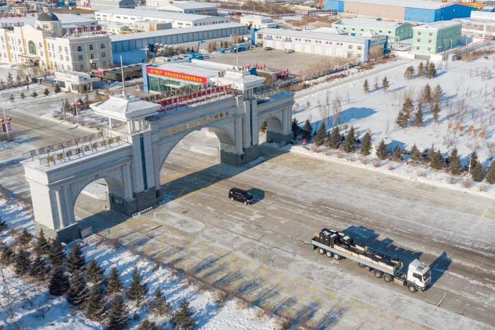 這是中國（黑龍江）自由貿(mào)易試驗區(qū)黑河片區(qū)（2024年1月31日攝，無人機照片）。2023年，該自貿(mào)片區(qū)外貿(mào)進出口總值達244.82億元，實現(xiàn)增幅56.9%，引進外資企業(yè)16家，直接利用外資127.3萬美元，同比增長27.3%。