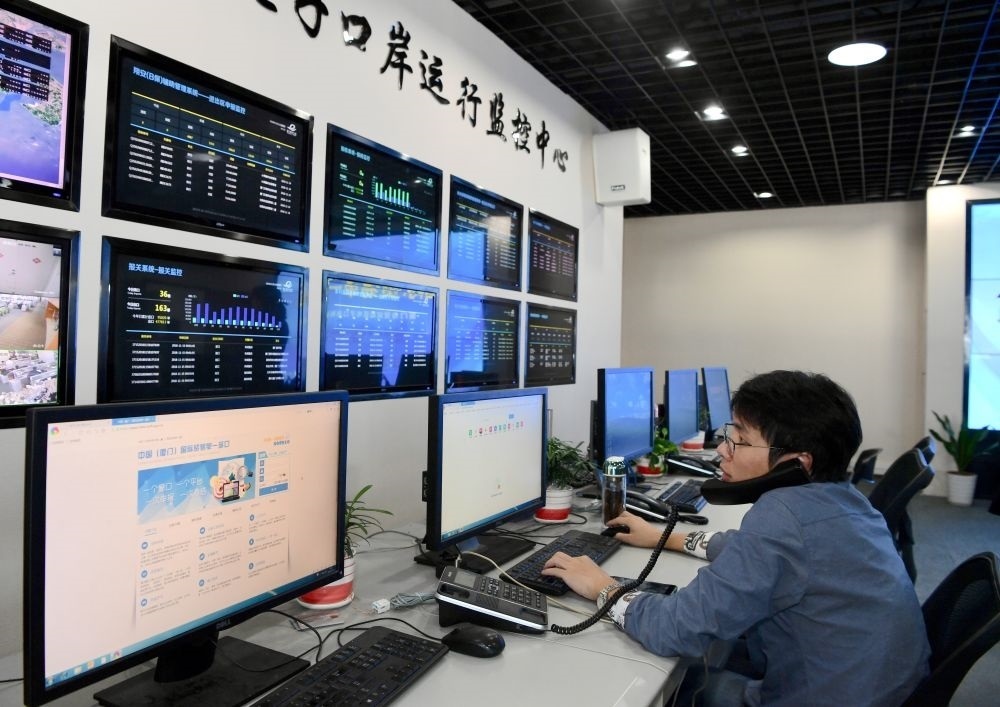 在中國（福建）自由貿(mào)易試驗區(qū)廈門片區(qū)，國際貿(mào)易“單一窗口”工作人員在網(wǎng)上受理業(yè)務(wù)（2018年11月15日攝）?！皢我淮翱凇笔顷P(guān)檢等口岸部門、地方政府相關(guān)部門、金融機構(gòu)等共同參與的口岸管理共享平臺。貿(mào)易商能夠通過一個入口提交貨物進出口或轉(zhuǎn)運所需要的單證或電子數(shù)據(jù)，實現(xiàn)“一個平臺、一點接入、一次申報、一次辦結(jié)”。