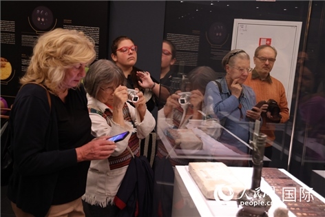 嘉賓參觀展覽。人民網(wǎng)記者禹麗敏 攝。
