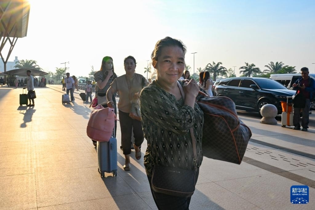 這是10月12日在老撾萬象中老鐵路萬象站拍攝的一名女子。新華社記者 程一恒 攝
