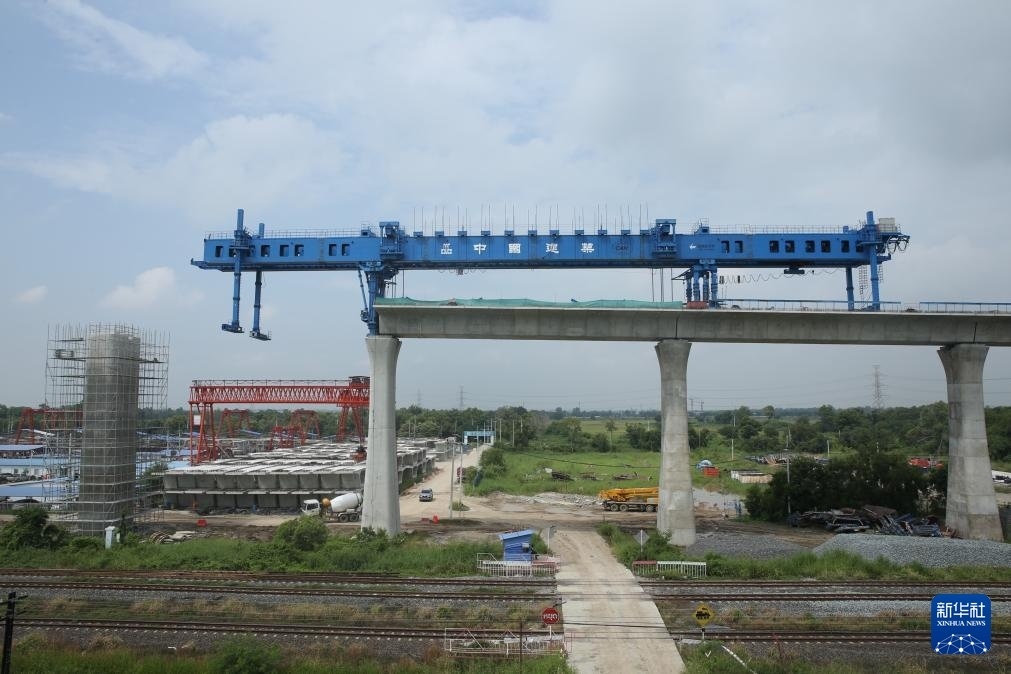 這是10月11日拍攝的位于泰國(guó)大城府的中泰高鐵項(xiàng)目4-3標(biāo)段施工現(xiàn)場(chǎng)。新華社記者 孫瑋彤 攝