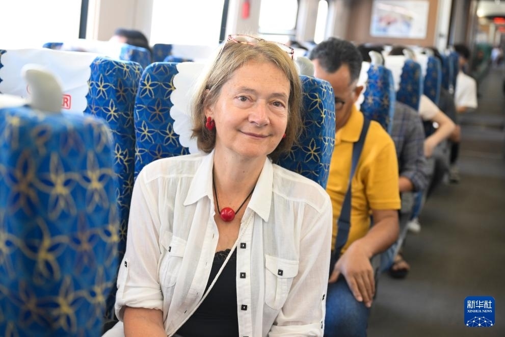 這是10月12日在老撾拍攝的中老鐵路C98列車上的一名乘客。新華社記者 程一恒 攝