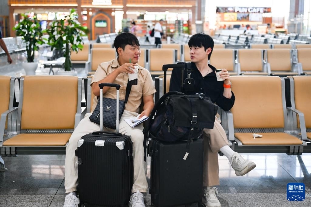 10月12日，在老撾萬象中老鐵路萬象站候車廳，兩名乘客在等候列車。新華社記者 程一恒 攝