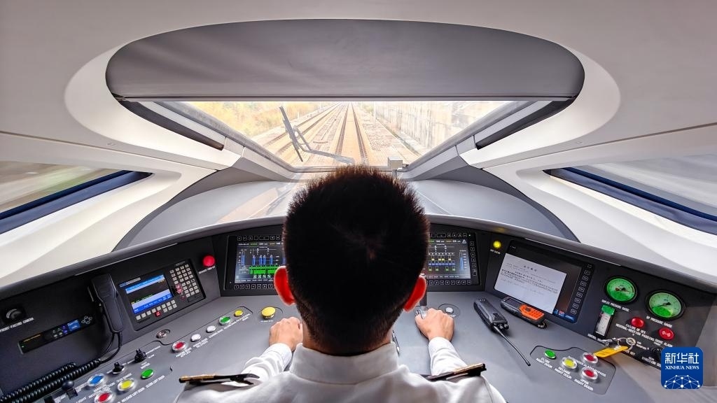 9月12日，司機(jī)駕駛高速動(dòng)車組列車行駛在雅萬高鐵上（手機(jī)照片）。新華社記者 徐欽 攝