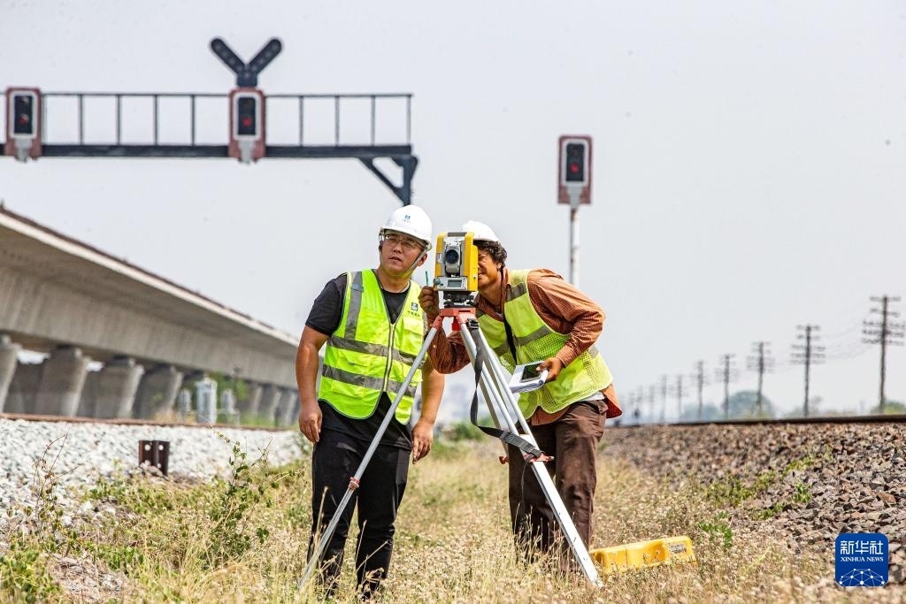 5月1日，在泰國(guó)大城府，中泰高鐵項(xiàng)目工作人員在施工現(xiàn)場(chǎng)勘查。新華社記者 王騰 攝