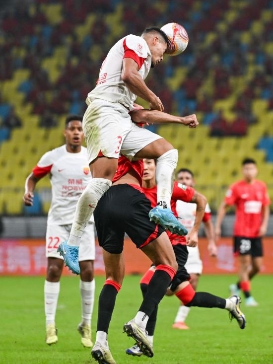 10月18日，上海海港隊(duì)球員蔣光太（上）在比賽中和成都蓉城隊(duì)球員費(fèi)利佩（下）爭(zhēng)頂。新華社記者 王曦 攝