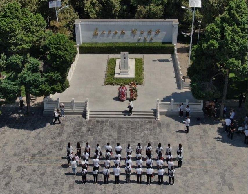 2021年6月24日，參觀者在位于河南省蘭考縣的焦裕祿紀(jì)念園瞻仰焦裕祿烈士墓（無人機(jī)照片）。新華社記者 李安 攝