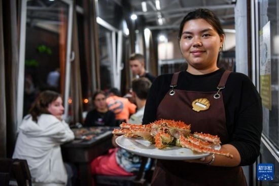 9月2日，俄羅斯符拉迪沃斯托克一家餐館的服務(wù)員在展示帝王蟹。新華社記者 曹陽 攝