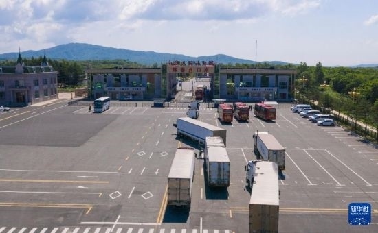 2019年6月22日，往返于中國和俄羅斯的貨車在中俄琿春口岸前排隊等待通關(guān)（無人機照片）。