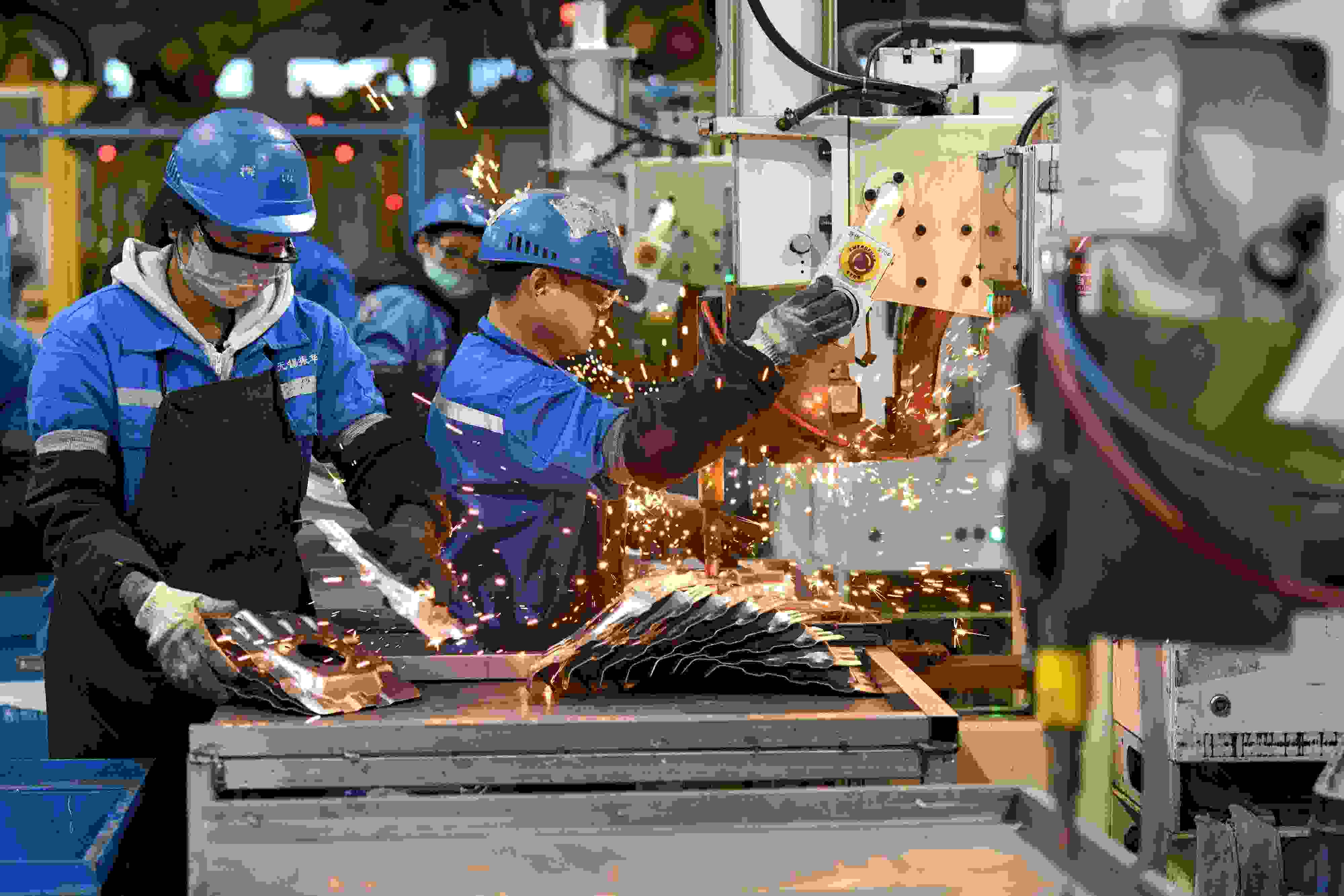 2023年2月7日，福建省寧德市蕉城區(qū)一家汽車零部件生產(chǎn)企業(yè)的生產(chǎn)線上一派繁忙景象。