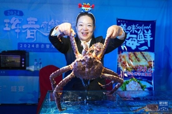 9月19日，在吉林省琿春市，商家在展示售賣的帝王蟹。新華社記者 許暢 攝