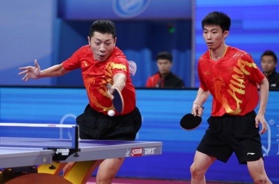 10月18日，上海隊組合許昕（左）/周愷在雙打比賽中。他們3:0戰(zhàn)勝福建隊組合曾蓓勛/陳俊菘。新華社記者 王楷焱 攝