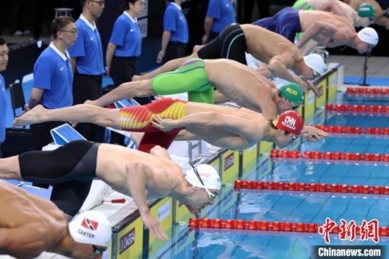 10月19日晚，2024年世界泳聯(lián)游泳世界杯上海站結束第二個比賽日的爭奪。圖為中國選手潘展樂(左三)在男子100米自由泳決賽中。 中新社記者 湯彥俊 攝