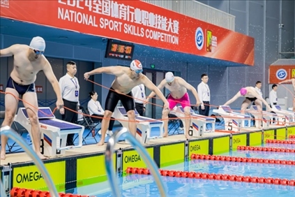 參賽選手在游泳救生項(xiàng)目比賽中。賽事主辦方供圖
