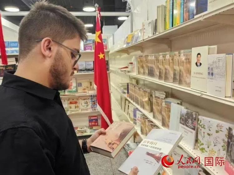 第二十三屆約旦安曼國(guó)際書展于10月10日至19日在約旦展覽中心舉行，約旦政府和民間各界人士在中國(guó)展臺(tái)翻閱圖書，熱烈交流互動(dòng)，感受中華文化之美。人民網(wǎng)記者 李瀟攝