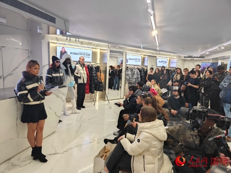 英國時尚博主分享自己的穿搭心得。人民網(wǎng)記者 邢雪攝