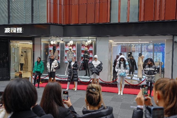 模特在波司登倫敦旗艦店門前展示新款羽絨服。主辦方供圖