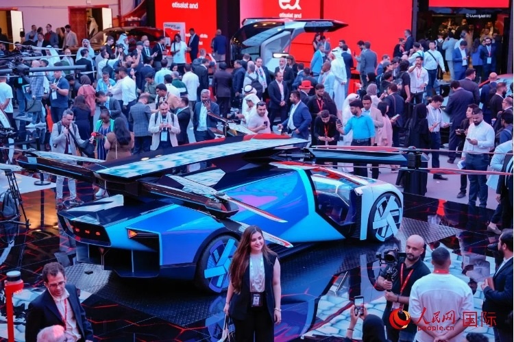 小鵬匯天陸空一體式飛行汽車備受關(guān)注。人民網(wǎng) 塔里克·易卜拉欣攝