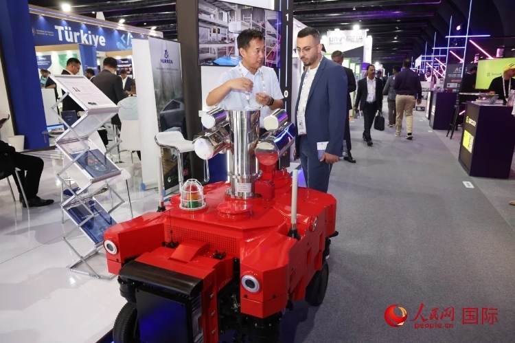 觀眾了解北京眸視科技有限公司研發(fā)的巡檢機(jī)器人。人民網(wǎng)記者 任皓宇攝