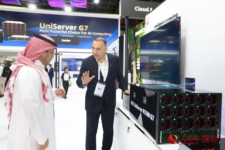 觀眾了解新華三集團(tuán)展示的最新服務(wù)器產(chǎn)品。人民網(wǎng)記者 任皓宇攝