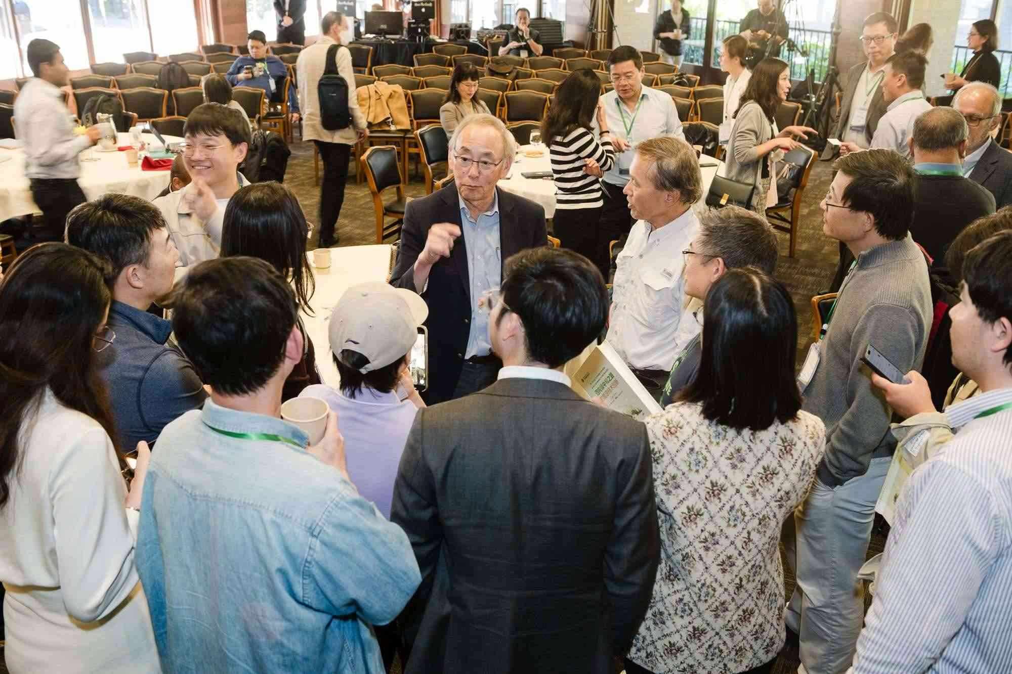 美國前能源部長、諾獎得主朱棣文教授在會場與參會者交流。馮超攝