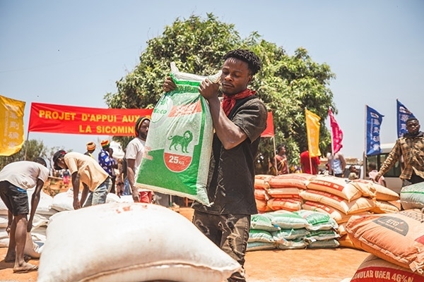 村民們興高采烈地把種子和化肥搬回家。中鐵資源供圖