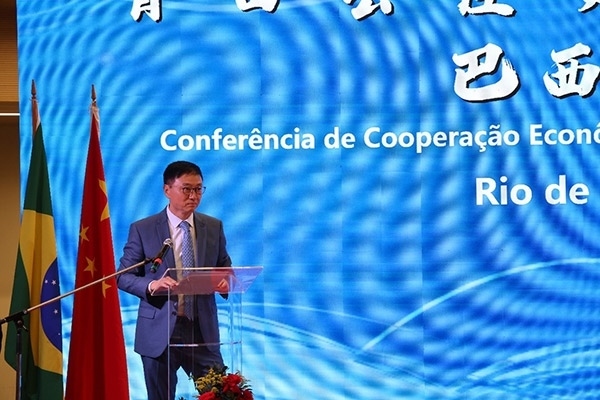 浙江省僑聯(lián)副主席兼巴西華人文化交流協(xié)會(huì)榮譽(yù)主席尹霄敏在活動(dòng)現(xiàn)場(chǎng)致辭。人民網(wǎng)記者 陳海琪攝