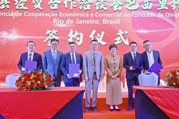 企業(yè)家在活動(dòng)現(xiàn)場(chǎng)參與項(xiàng)目簽約儀式。人民網(wǎng)記者 陳海琪攝