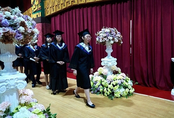 菲律賓岐黃中醫(yī)學(xué)院首屆12名畢業(yè)生順利獲得中醫(yī)相關(guān)執(zhí)業(yè)資格。人民網(wǎng)記者 樊帆攝