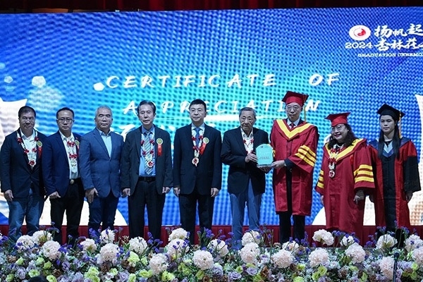 菲律賓首家中醫(yī)學(xué)院——岐黃中醫(yī)學(xué)院在馬尼拉舉行首屆畢業(yè)典禮。人民網(wǎng)記者 樊帆攝