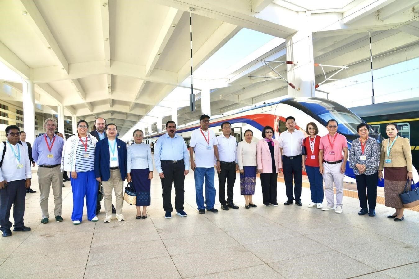 東盟議會聯(lián)盟大會代表團與中老鐵路“瀾滄號”動車合影留念。老中鐵路有限公司供圖