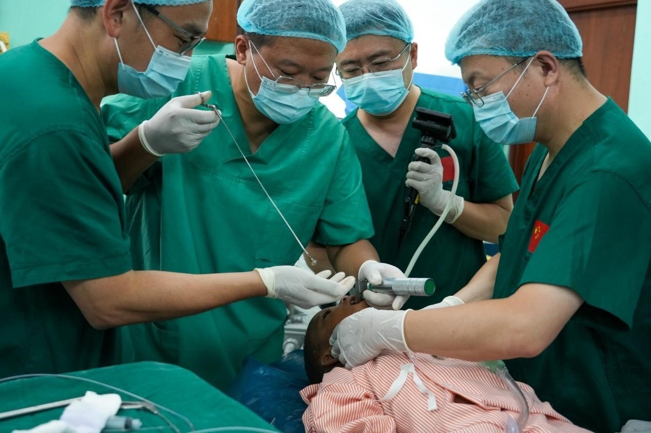 引起患兒窒息的異物被成功取出。中國援桑醫(yī)療隊供圖