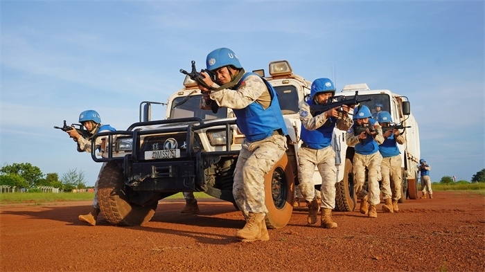 應(yīng)急分隊?wèi)?zhàn)術(shù)行進(jìn)。張洪奧攝