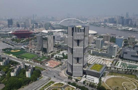 位于中國(guó)上海浦東新區(qū)世博園區(qū)的金磚國(guó)家新開(kāi)發(fā)銀行總部大樓（2022年6月17日攝，無(wú)人機(jī)照片）。新華社記者方喆攝