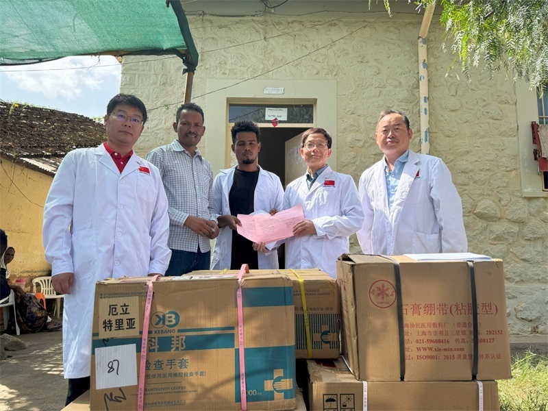 中國(guó)醫(yī)療隊(duì)向科倫醫(yī)院捐贈(zèng)藥品和醫(yī)療物資。中國(guó)第17批援厄立特里亞醫(yī)療隊(duì)供圖