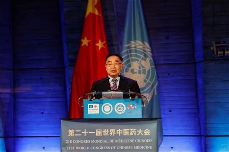 圖1：世界中聯(lián)副主席張伯禮院士致歡迎詞。世界中聯(lián)供圖